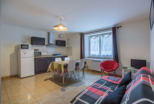 Spacious studio, close to shops and the beach