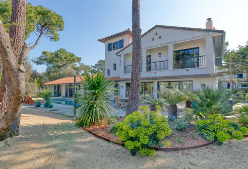 Exceptional villa with heated pool, pétanque and home cinema, 100m from the...