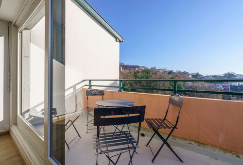 Spacious apartment in a residential area, 5 minutes from the beach.