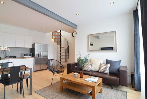 Luis Mariano: Triplex Apartment