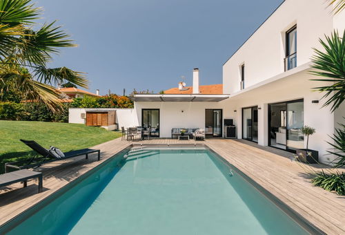 Villa avec piscine chauffée dans un esprit chic et contemporain