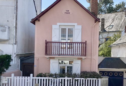 Petite villa à proximité immédiate de la plage, du marché et des commerces.