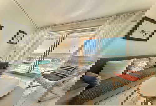 Profiter pleinement de la terrasse tout en admirant le port et la plage.