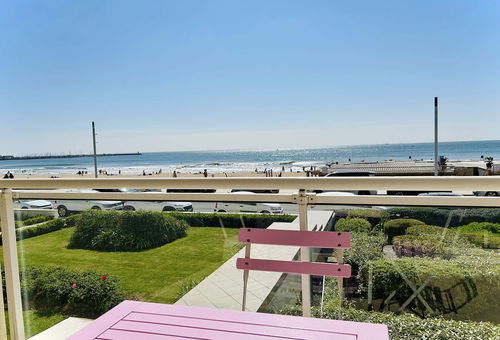 Profiter pleinement de la terrasse tout en admirant le port et la plage.