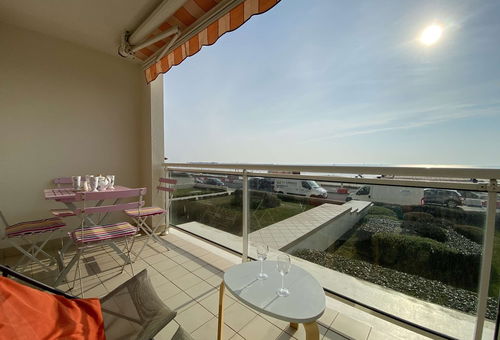 Nutzen Sie die Terrasse voll aus, während Sie den Hafen und den Strand...