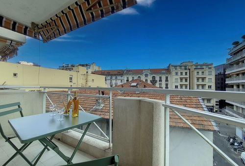 A deux pas de la mer et de la Promenade des Anglais.