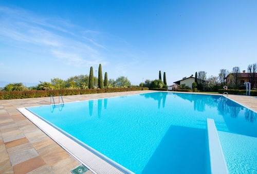 Belle vue et magnifique piscine.