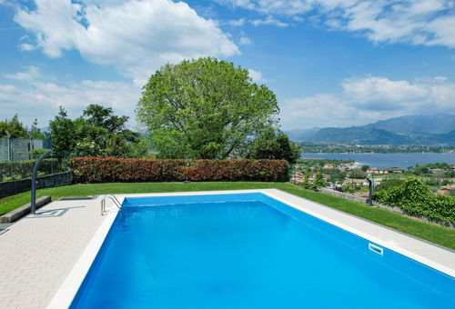 Piscine et superbe vue sur le lac.