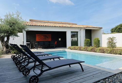Belle villa avec piscine joliment décorée.