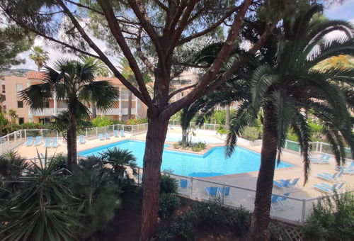 Piscine commune dans la résidence.
