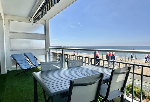 Large terrace facing the sea.