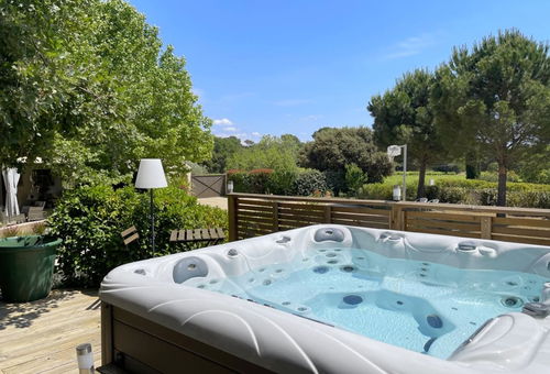 Comfortable house with large garden and jacuzzi