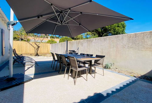 Superb single storey villa with parking and garden