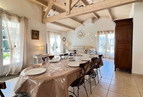 Villa de plain-pied avec parking et jardin