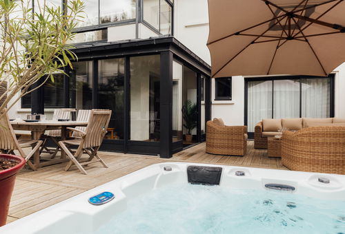 Charming large ville with garden, jacuzzi, and bowl court, close to all...