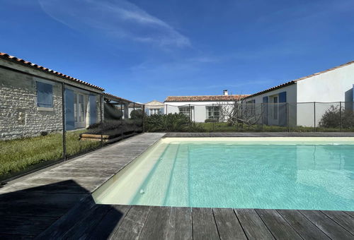 Piscine privative, grand jardin clos.