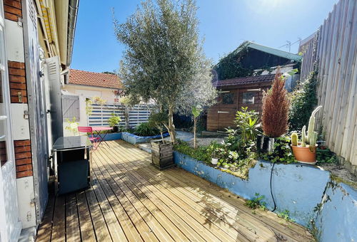 800m from the beach.