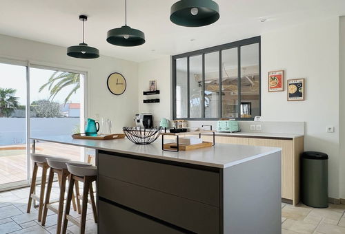 Mit Swimmingpool, auf einer Ebene.