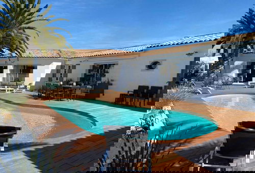 Avec piscine, de plain pied au centre du Bois.