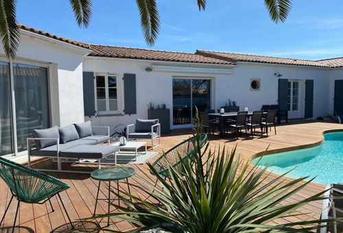 Belle villa contemporaine avec piscine.
