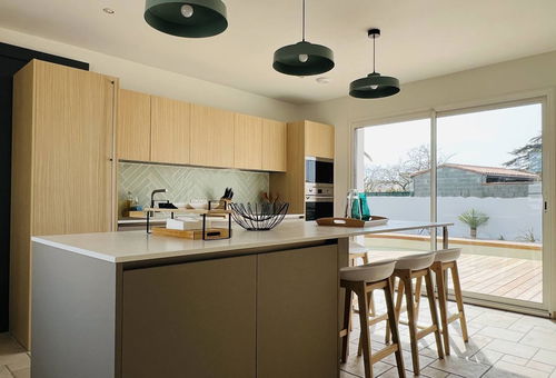 Belle villa contemporaine avec piscine.