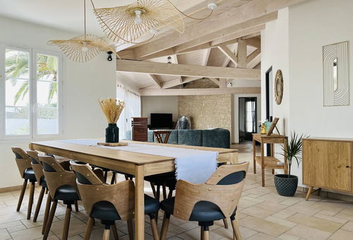 Belle villa contemporaine avec piscine.