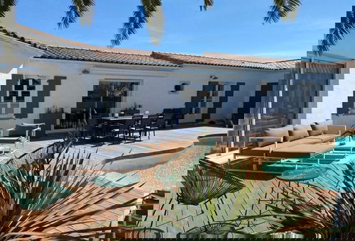 Belle villa contemporaine avec piscine.