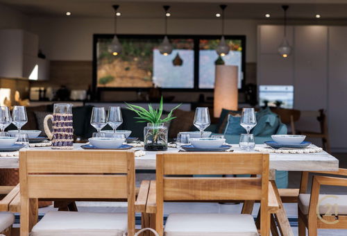 Less than 10' walking from the beach.