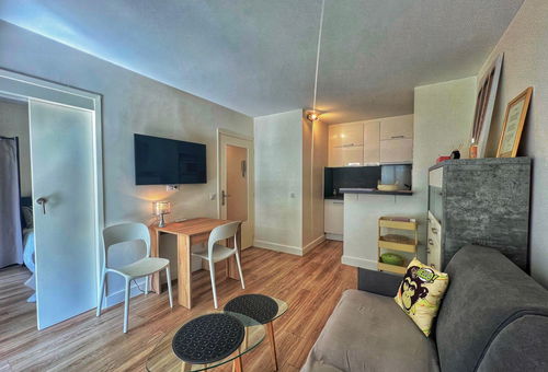 Bel appartement avec terrasse ensoleillée et piscine partagée.