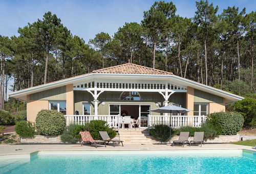 With private swimming pool of 10x5m.