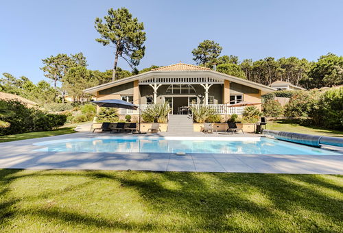 With private heated swimming pool of 10x5m.