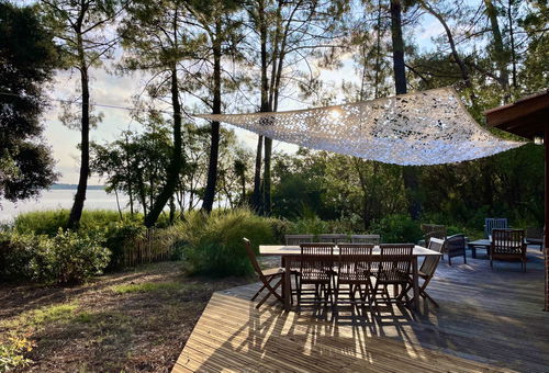 Pleasant house with direct access to the lake and private pontoon.