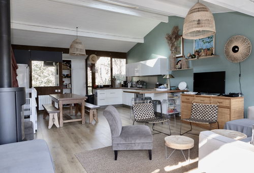 Très belle maison en bois sur pilotis, avec grand jardin, face à l'eau.