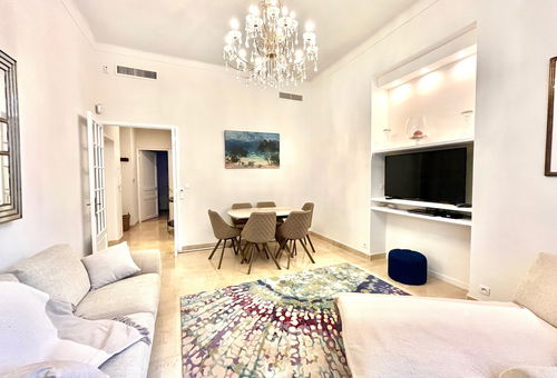 7 minutes walk from the Palais des Festivals.