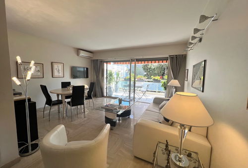 Located close to the city center and the Croisette.