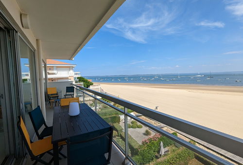 Vue mer, la plage en bas.