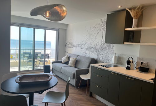 Fully renovated apartment facing the sea.