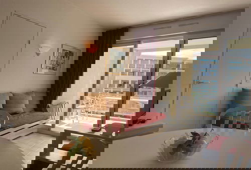 Pleasant apartment with terrace and sea view, 5mn from the beach