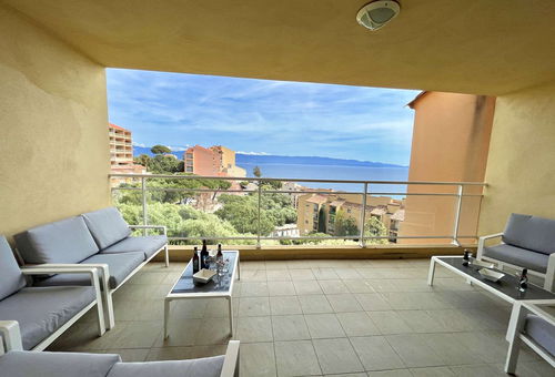Agréable appartement avec terrasse et magnifique vue mer
