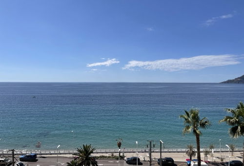 Résidence avec deux piscines.