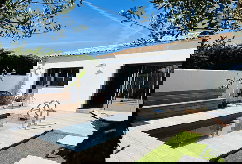 Petite piscine chauffée de 4 par 2m.