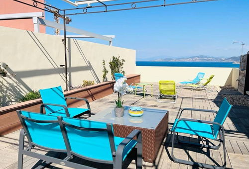 A moins de 15 minutes à pied de la plage de l'Ile Rousse.