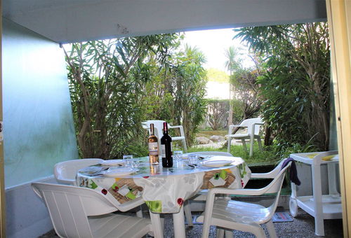 Appartement en rez de jardin avec terrasse, et accès direct à la plage