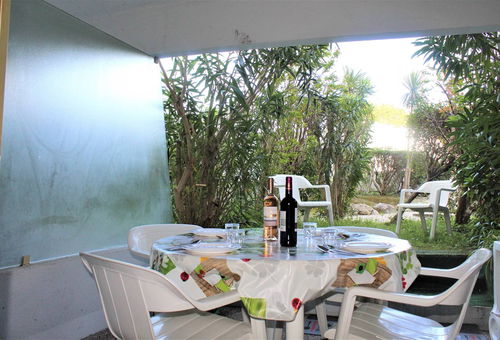 Apartment on the ground floor with terrace and direct access to the beach