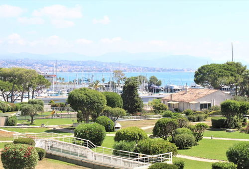 Spacious apartment with terrace and se view, 100m from the beach