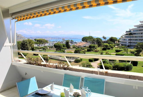 Spacieux appartement avec terrasse et vue mer, à 100m de la plage