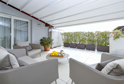 A stone&#39;s throw from the lake.