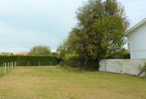 Maison avec un bel espace extérieur, parking.