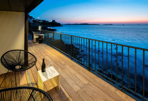 Luxueux duplex les pieds dans l'eau sur la baie des Anges