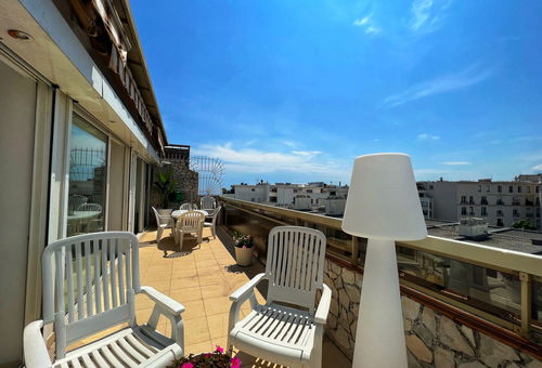 Apartment with a beautiful terrace a stone&#39;s throw from the Croisette